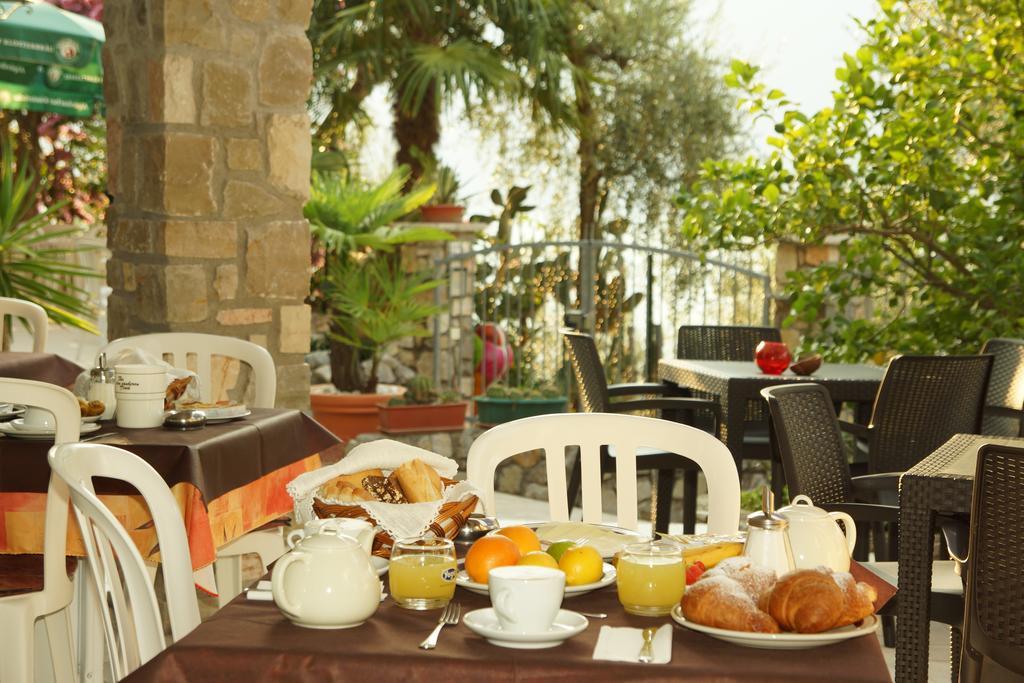 Hotel Augusta Garni Limone sul Garda Habitación foto